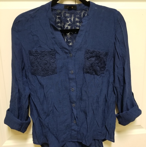 Two long-sleeve button down blouses - Picture 4 of 7